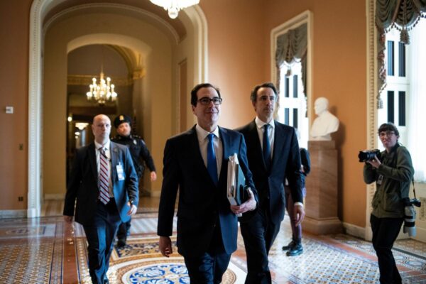 Bộ trưởng Tài chính Mỹ Steven Mnuchin tới cuộc đàm phán với các thượng nghị sĩ về gói kích thích 2.000 tỷ USD vào ngày 24/3. Ảnh: Reuters.